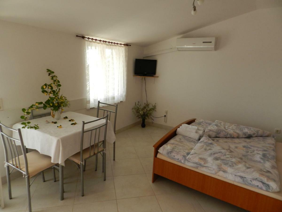 Apartmani Lucija Jurkovic Malinska Exteriör bild